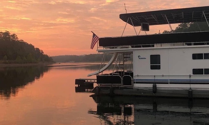 Royal Alquiler De Eote | 7 bedroom houseboat on Lake Ouachita!