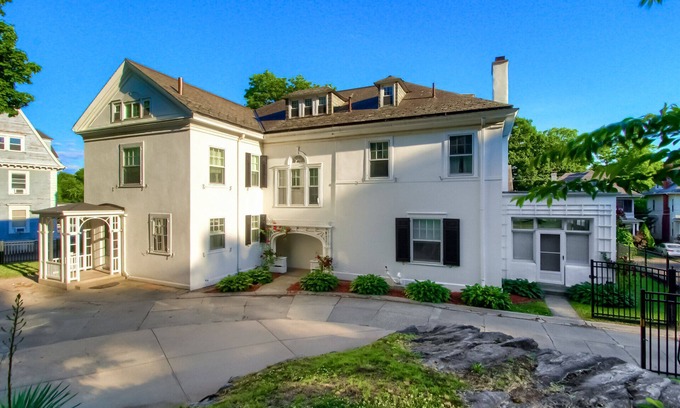 Waterbury Casa | 7 bedroom mansion with Elevator