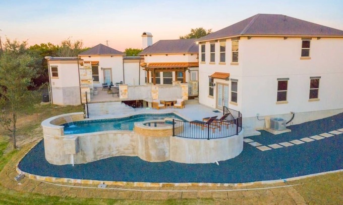 Austin Casa | 7 Bedroom | Sleep 26 | Pool | Hot Tub | Pool Table