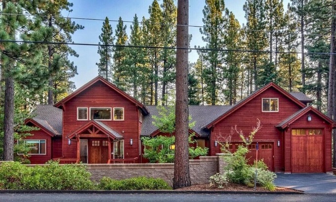 Y Area Casa | 7 bedrooms, 5.5 baths, jacuzzi, full-size bar, 4 miles to casinos, Heavenly ski