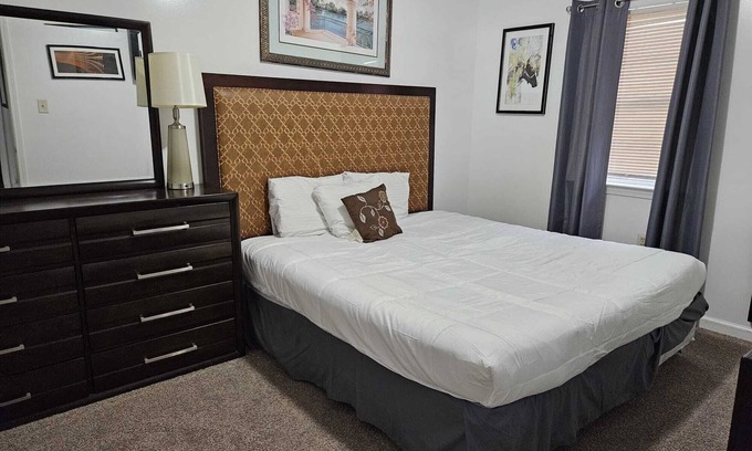 Raleigh Casa | 7 BR Secluded Compound-Abundant Parking-Minutes from Downtown & Airport.