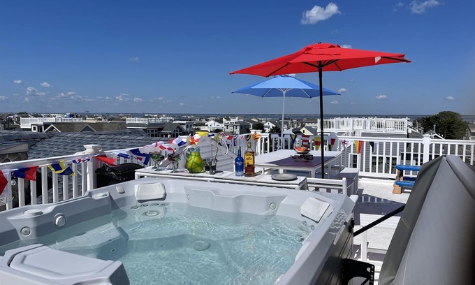 North Beach Haven Casa | 7 BRs w/Gourmet Kitchen & HotTub. Steps to Beach