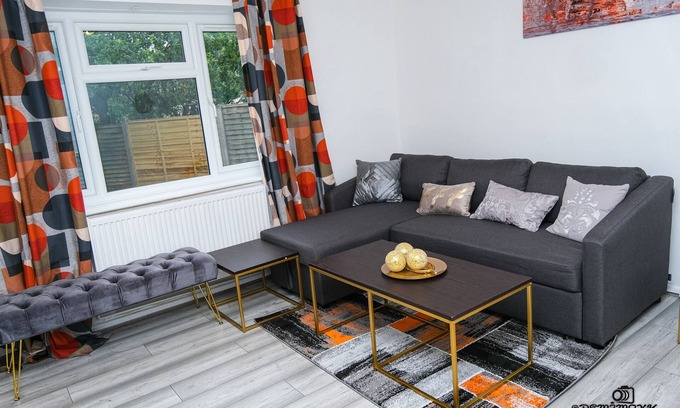 Walsall Casa | 7 Guests - 3 Bedrooms - Parking - Pet Friendly