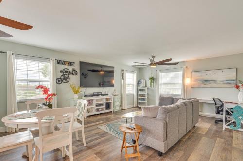 Panama City Apartamento | 7 Mi PCB Beaches, Bays and Sunsets Getaway with Patio