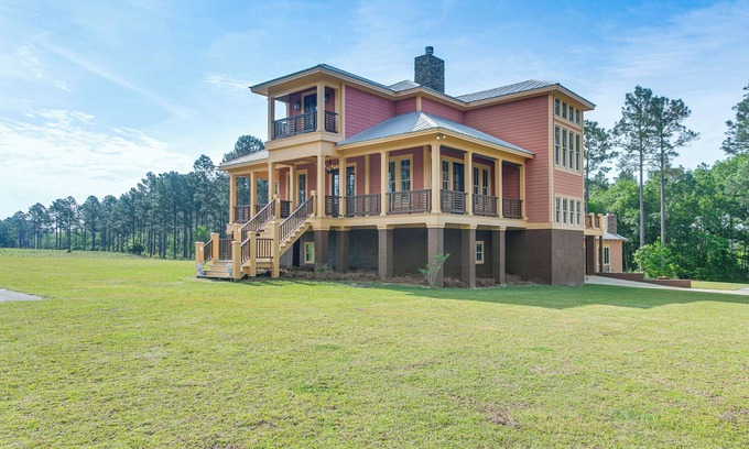 Irwinville Casa | 7 Mi to Downtown Fitzgerald: Spacious Home w/ Deck