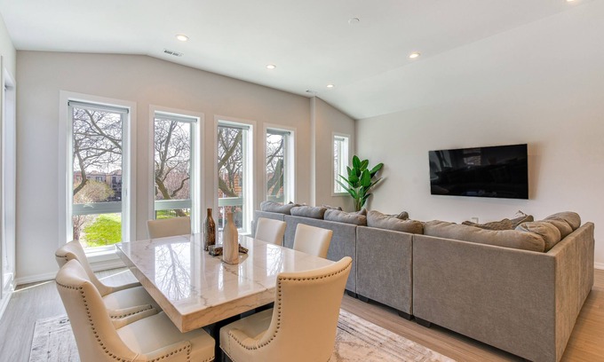 Washington Park Condominio | 7 Mi to Downtown: Luxe Chicago Condo