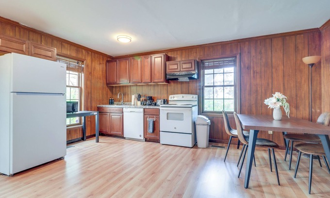 Bedford Apartamento | 7 Mi to Downtown Toledo: Pet-friendly Apartment
