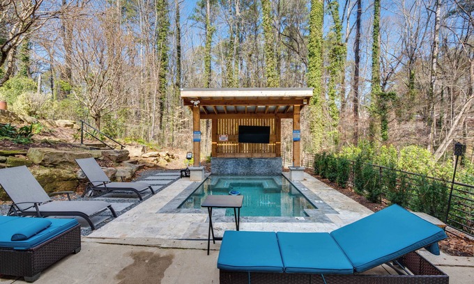 Collier Heights Casa | 7 Mi to Dtwn ATL: Sleek & Modern Home!