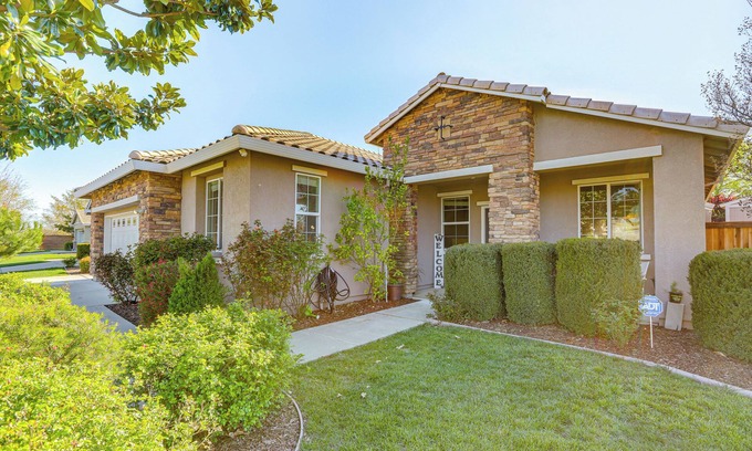 Roseville Casa | 7 Mi to Dtwn: Home w/ Fenced Yard in Roseville!