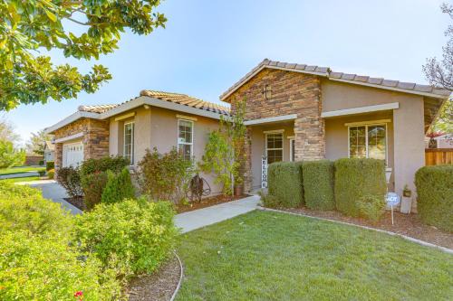 Roseville Casa | 7 Mi to Dtwn Home with Fenced Yard in Roseville!