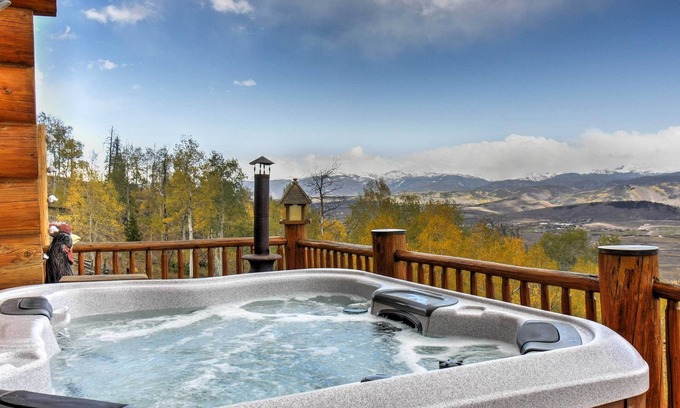 Granby Cabina | Casa aislada de Granby con vistas al monte y bañera de hidromasaje privada