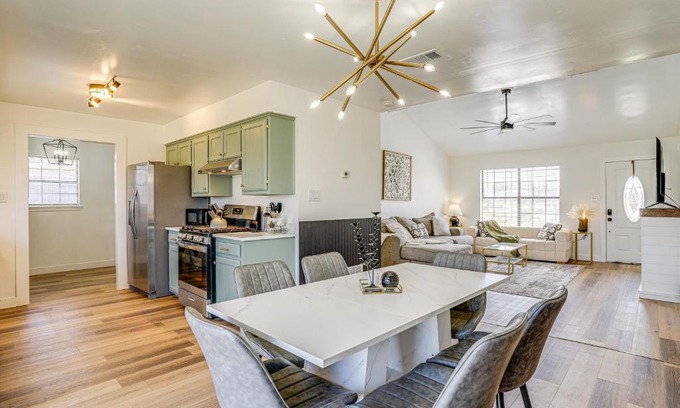Bridgeport Casa | 7 Mi to Lake Bridgeport Home with Yard and Grill!