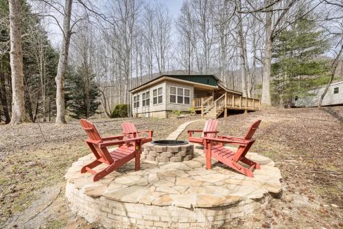 Hayesville Casa | 7 Mi to Lake Chatuge Creekside Cabin with Decks!