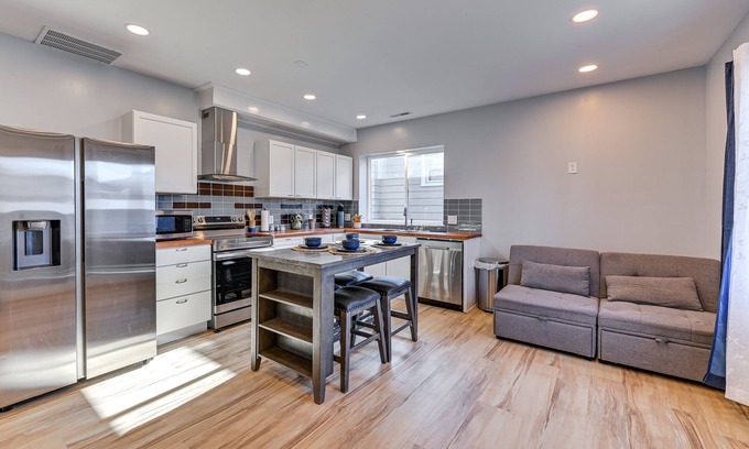 New Albany Casa | 7 Mi to Louisville: Pet-Friendly New Albany Home