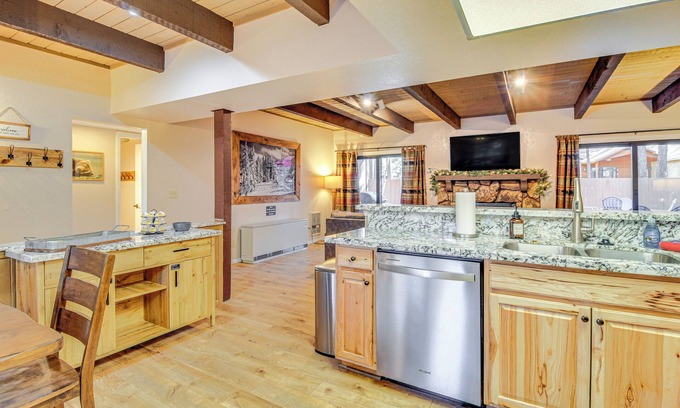 Pinetop Apartamento | 7 Mi to Rainbow Lake: Pinetop Condo w/ Patio!