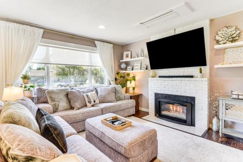 Ellsworth Casa | 7 Mi to Vancouver Waterfront Sleek Home with Yard!