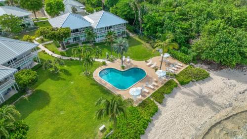 Seven Mile Beach Apartamento | 7 Mile Beach, 2BR Ground Floor Oceanfront Condo with Pool and large Patio, Sleeps 6