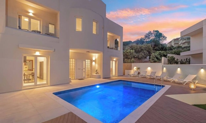 Petaloudes Villa | 7 min from Center | 6BR Villa | w/ Airport Shuttle