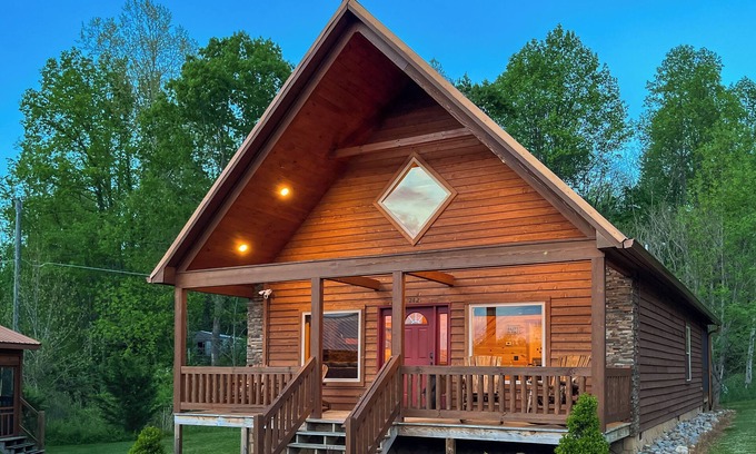 White Oak Lodge Cabina | 7 min to National Park! Resort cabin-Pickleball court-Hot tub-Arcade-Pool table