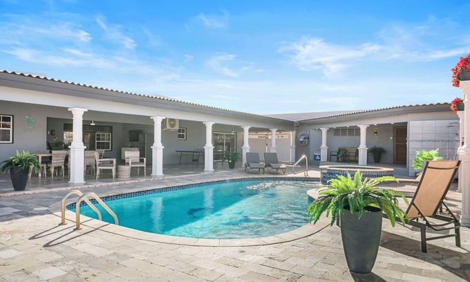 Pos Chiquito Casa | 7 Min Walk to Mangel Halto Private Pool