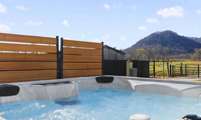Bowen Casa | 7 mins RRG | Hot Tub & Pool Table | Nada Tunnel