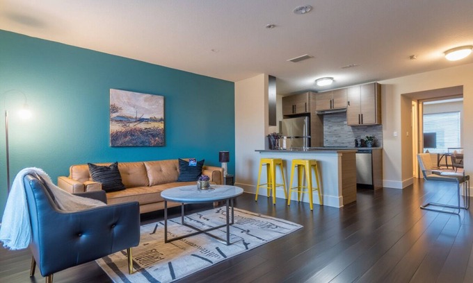 Riverside Apartamento | Classy and Tranquil 1BR King Suite | Pool, Parking + Gym A