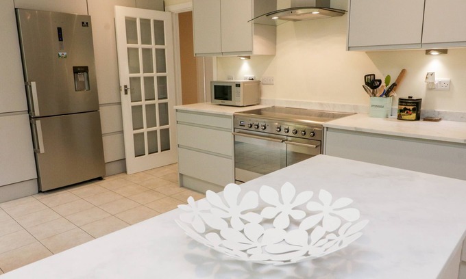 Thurlestone Casa | 7 OLD RECTORY GARDENS, pet friendly, with a garden in Thurlestone
