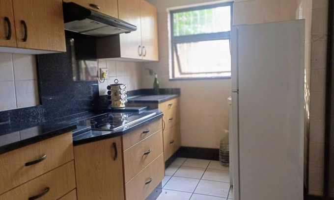 Bedfordview Casa | 7 on School - cozy guesthouse close to airport
