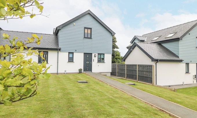 Brynteg Cabaña | 7 PARC DELFRYN, pet friendly, luxury holiday cottage in Benllech