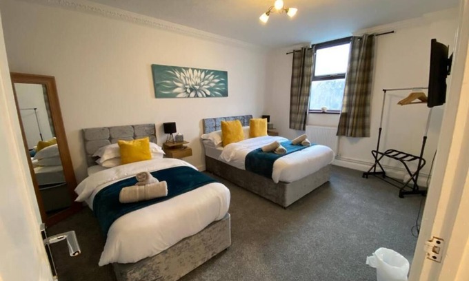 Cwmbrwla Apartamento | 7 Person Home Flat w/Parking - Near Swansea Centre