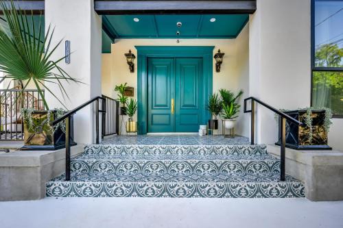 West End Casa | 7 Private Suites Sleeps 25 Walkable to SXSW