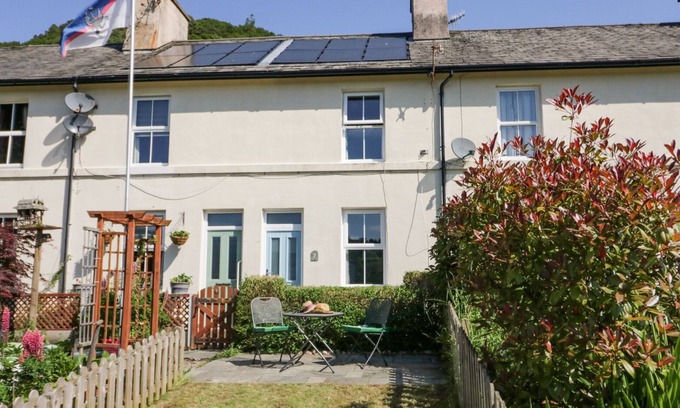 Newby Bridge Cabaña | 7 RAILWAY COTTAGES, pet friendly, with open fire in Newby Bridge