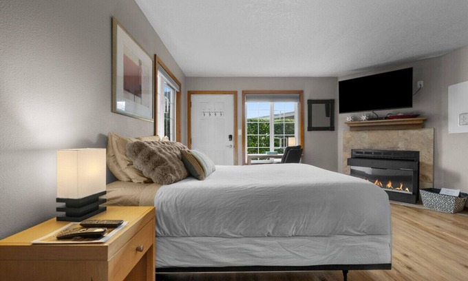 Downtown Cannon Beach Cabaña | 7 Sandpiper Pier: Walk to Beach | Coastal Charm | Dog-Friendly