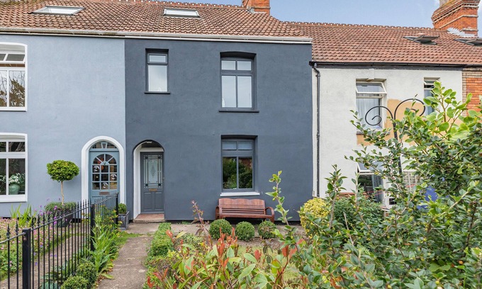 Watchet Cabaña | 7 SEVERN TERRACE, pet friendly, with open fire in Watchet