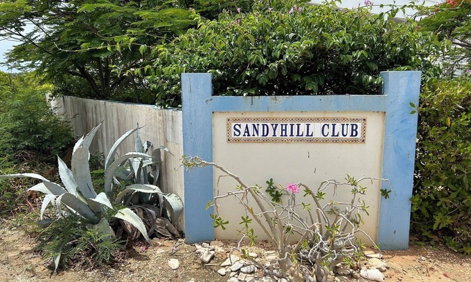 Sandy Hill Condominio | 7 Summers. Renovated studio with WIFI, AC, Pool, rooftop deck & amazing views!