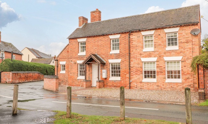 Lichfield Cabaña | 7 THE GREEN, pet friendly in Whittington, Staffordshire