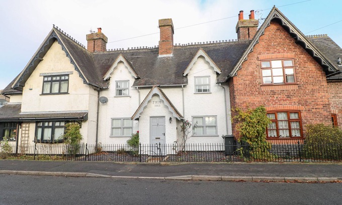 West Hallam Cabaña | 7 THE VILLAGE, character holiday cottage in Stanley, Derbyshire