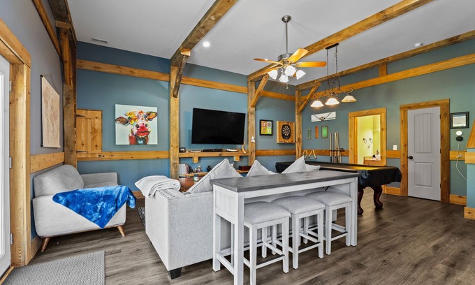 Southmont Casa | 70" TV, pool table, darts, 10 minutes from Wildlife Boat Ramp + Board & Batten