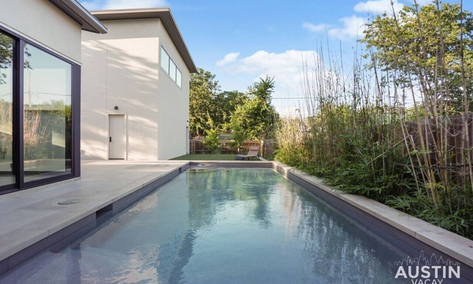 SoFi Apartamento | Walk to Soco + Lounge Poolside at Luxe King Suite