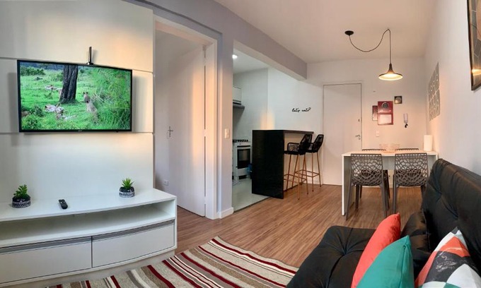 Bigorrilho Apartamento | 707- Apartamento Encantador, amplo e decorado, quarto, sala, cozinha, mobiliario moderno, cozinha completa com utensílios , Excelente vista da cidade e localização privelegiada no bairro Bigorrilho