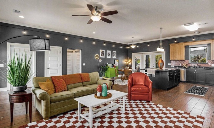 Gulf Breeze Casa | 70s Vibes - Pool, Hot Tub & Games! 15min to beach
