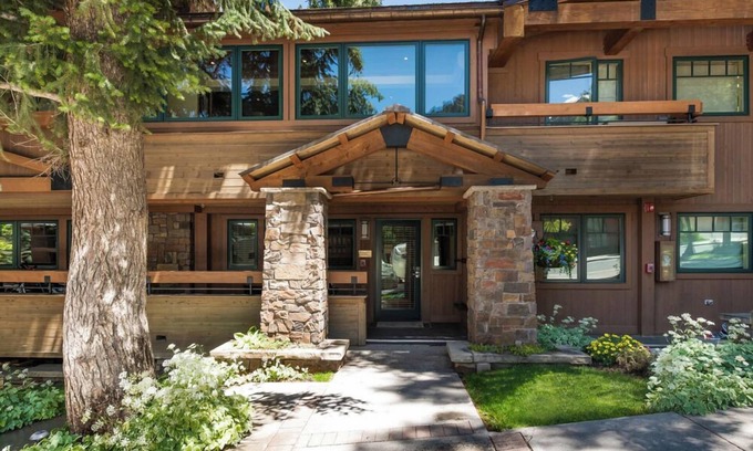Aspen Condominio | 718 S. Mill St. Fasching Haus #4 3 Bedroom Condo by RedAwning