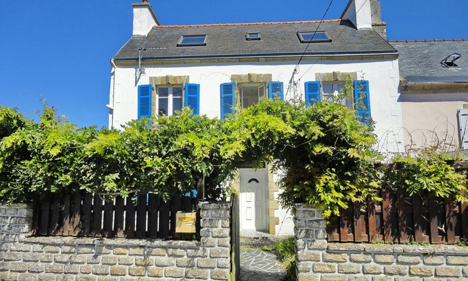 Poulgoazec Casa | 729-Fisherman's cottage 150m from the beach.