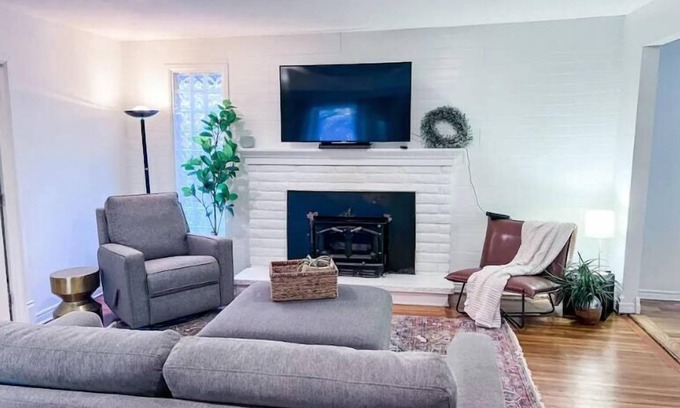 Kirkland Casa | 7406 WHOLE House (Including 7406A) · Convenient Kirkland Home w/Fenced Yard