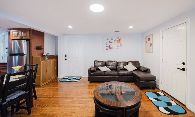 Quincy Apartamento | 74L - 2BR Quincy - Cozy Couple Hideout near Wollaston Beach