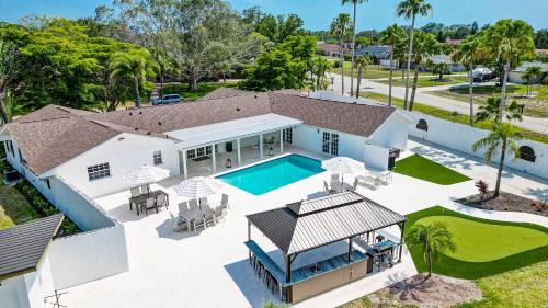 Palma Sola Casa | 75 Palms! Sleeps 23! Luxury 1 acre lot Pool and Spa, Putting Green & Game Room!