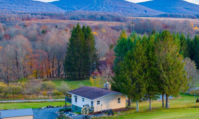 Davis Casa | 77 in Canaan. Big views. Night skies. Quiet comfort. Dogs, EV, kids13+ welcome.