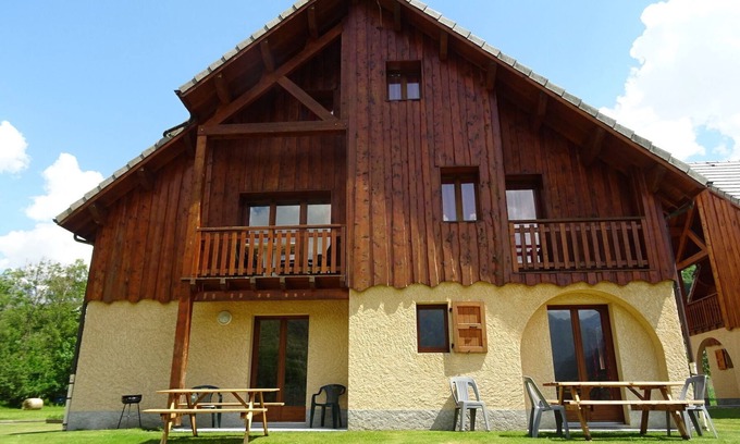 La Chapelle-en-Valgodemard Chalet De Esquí | Apartamento de 77m2, 7/9 personas en chalet, 3 habitaciones, piscina, jacuzzi.