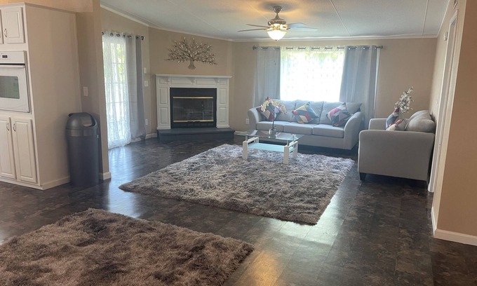Sneads Casa | 7872 Modern & spaces 3-bedroom house with AC and WiFi in wonderful Sneads.