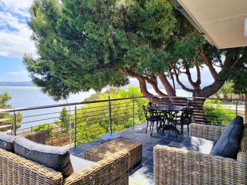 Mountainside Casa | '79 Protea' Charming self-catering Home, sleeps 6 with Sea Views